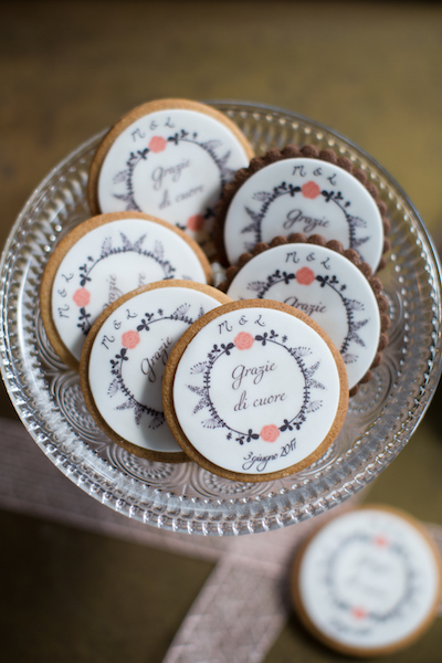 In questa foto i biscotti personalizzati di Grammo Milano: sono un'idea per le nozze perfetta e inaspettata, da sfruttare per il tavolo dei dolci