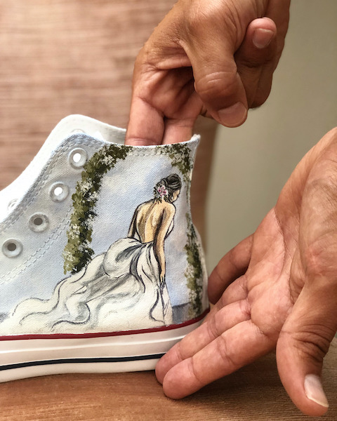 In questa foto una sneakers per la sposa personalizzata con un disegno fatto a mano da Il Marchese. Gli accessori personalizzati sono tra le idee per le nozze più gettonate