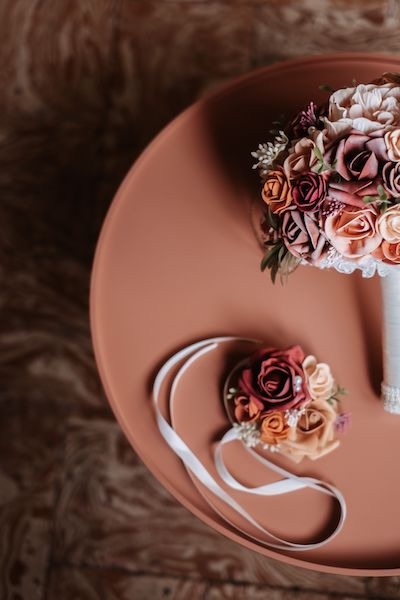 In questa foto due bouquet di carta firmati Trilli e Gingilli. Tra le idee per le nozze, dedicate alla sposa, più originali e chic