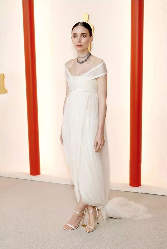 In questa foto l'attrice Rooney Mara in un abito Alexander McQueen vintage: ha scelto un outfit bon ton per il suo look da oscar 2023