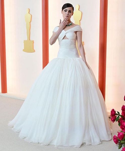 In questa foto l'attrice Sofia Carson in Giambattista Valli: il suo look degli Oscar 2023 è perfetto anche per una sposa
