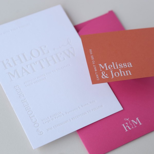 In questa foto i dettagli di una partecipazione di matrimonio 2023 realizzata con font iper contemporanei e dai colori vitaminici, combinati in un effetto color block