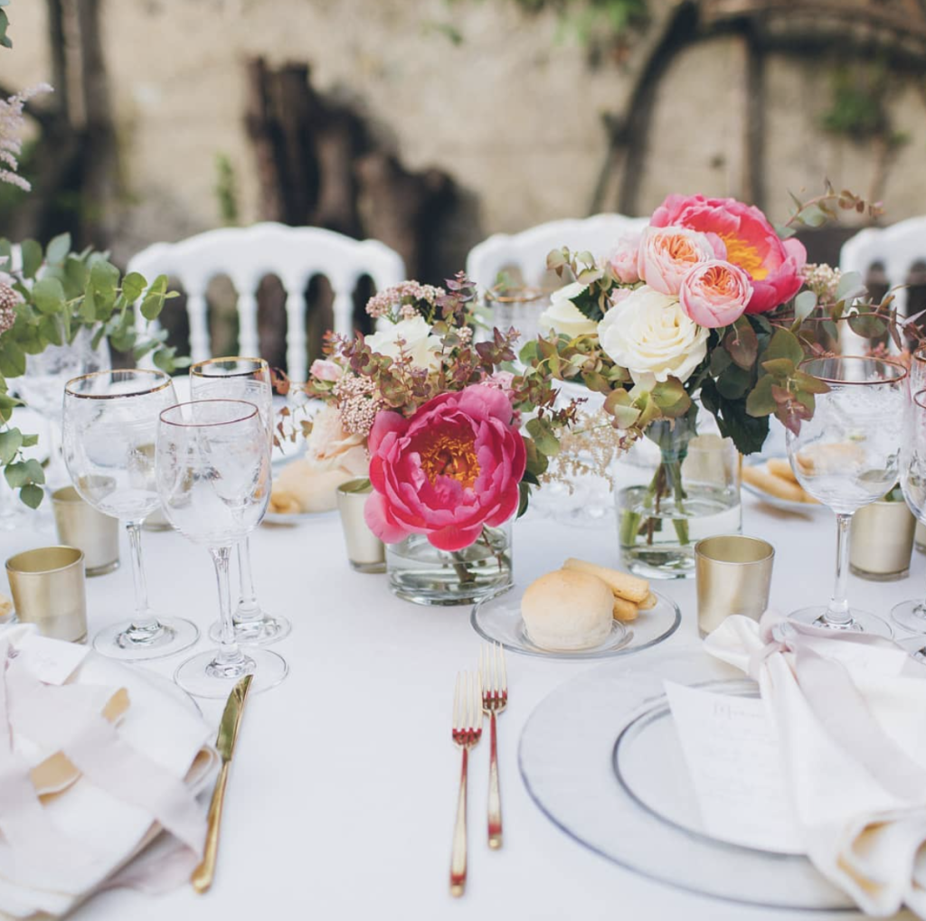 In questa immagine posate in oro dallo stile silm, tendenza della mise en place matrimonio 2023