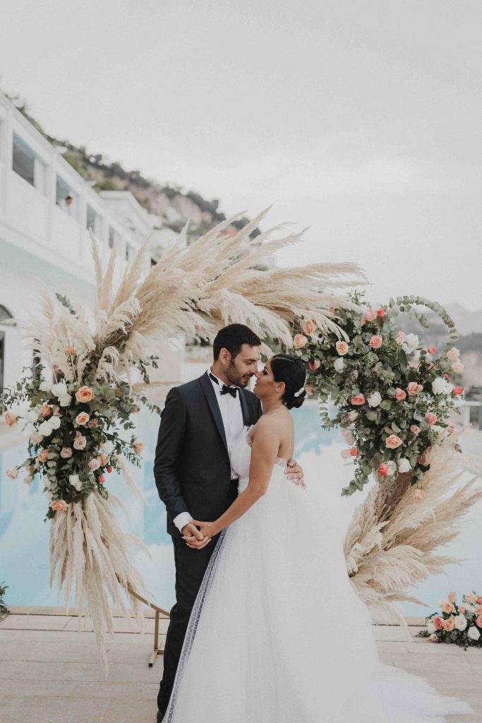 In questa immagine degli allestimenti floreali matrimonio 2023 dalla forma originale realizzato con fiori e pampas.