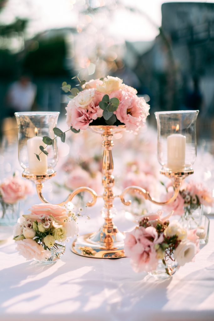 In questa immagine un centrotavola con delicati fiori del rosa e del bianco. 
