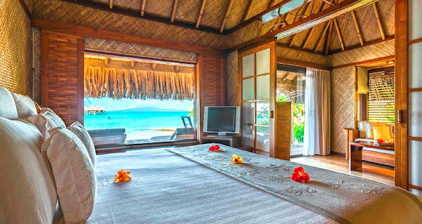In questa foto una stanza sul mare de Le Moana Resort a Bora Bora, in Polinesia