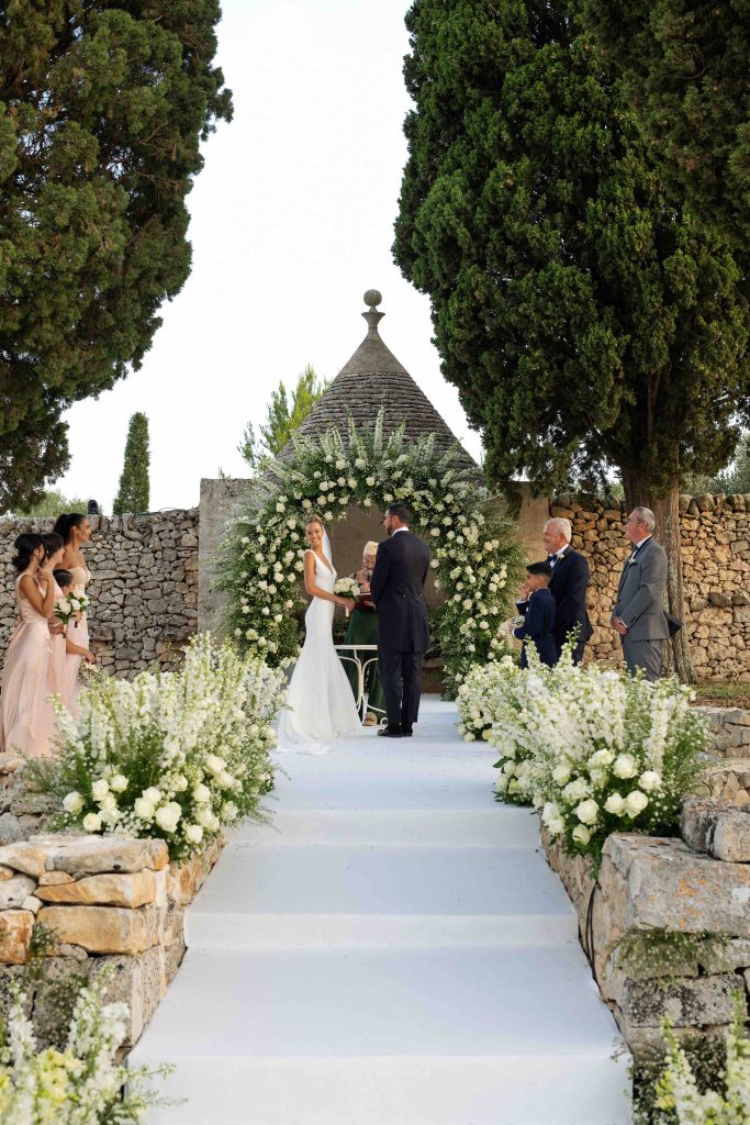 In questa immagine un allestimento floreale sospeso realizzato con fiori bianchi. 