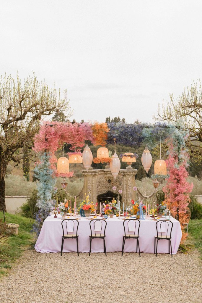 In questa immagine un allestimento floreale sospeso realizzato con fiori colorati. 