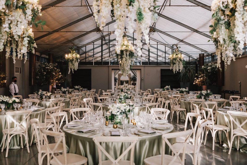 In questa immagine un allestimento floreale sospeso realizzato con fiori bianchi. 