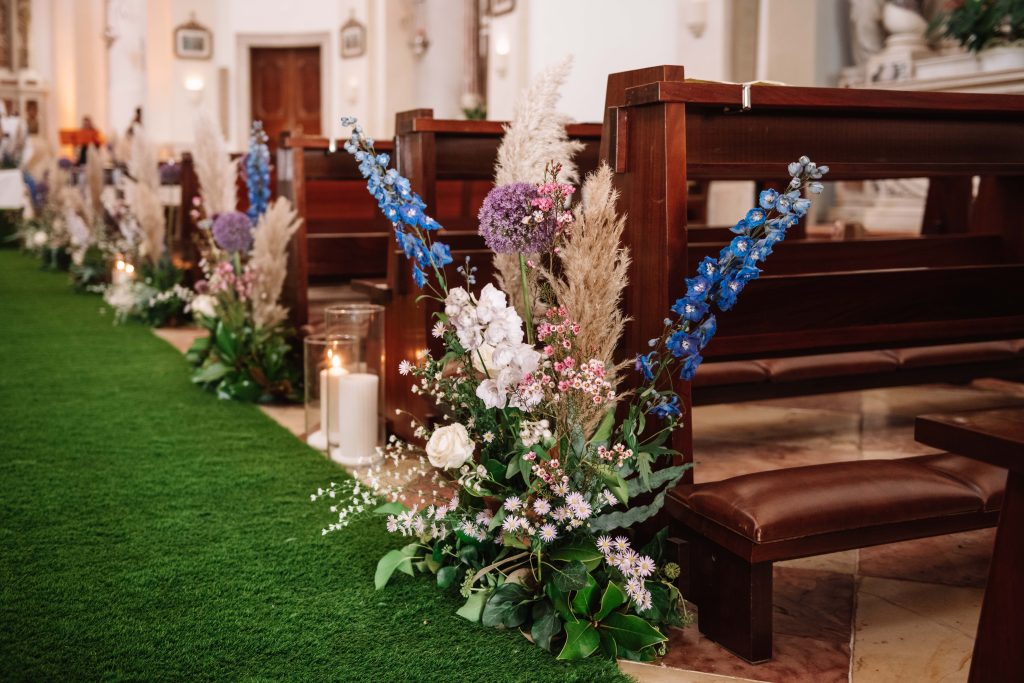 In questa immagine degli allestimenti floreali matrimonio 2023 ai bordi della navata.
