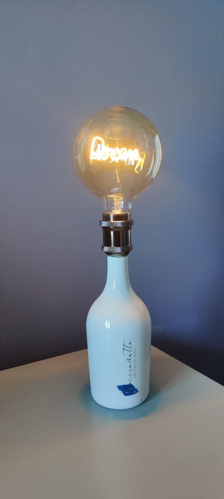 In questa foto una bottiglia Bocciamatta trasformata in lampada da tavolo