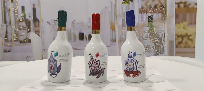 In questa foto tre bottiglie Bocciamatta con tappo di colore verde, rosso e blu con le illustrazioni di Aquatic Creatures by Riccardo Capuzzo