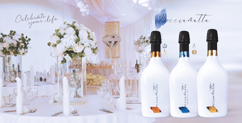 In questa foto tre bottiglie di prosecco Bocciamatta e una mise en place di nozze total white