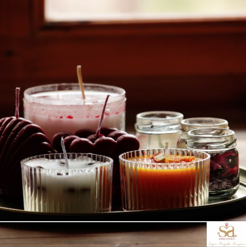 In questa foto candele profumate alla frutta di diverse dimensioni e poggiate su un piatto 