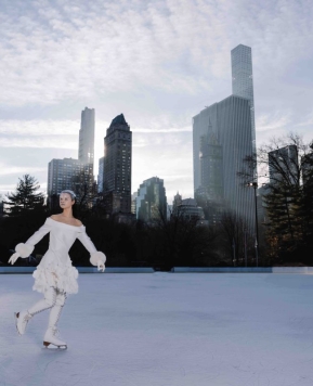 La pattinatrice Annalisa Memo a New York con indosso un abito da sposa