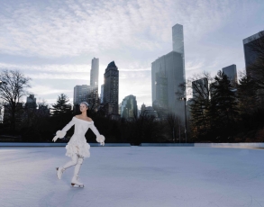 La pattinatrice Annalisa Memo a New York con indosso un abito da sposa