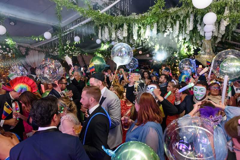 In questa foto un momento della festa di un matrimonio con palloncini al led 
