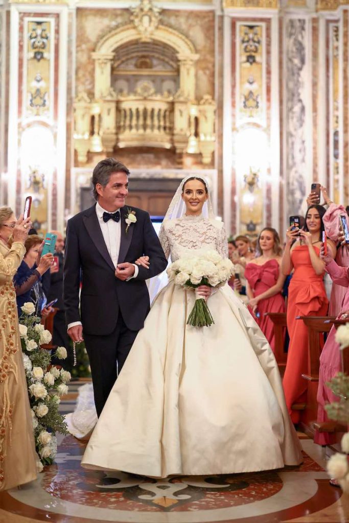 In questa foto la sposa Alexandra percorre la navata della chiesa di Cetara accompagnata dal papà