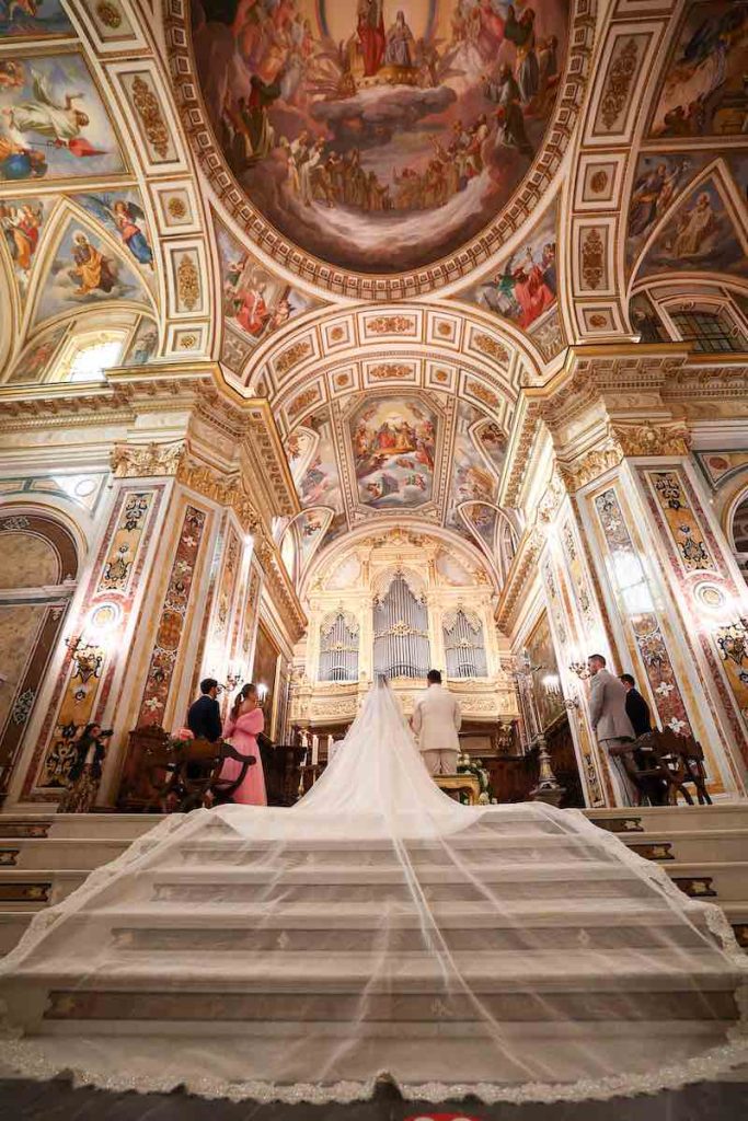 In questa foto ripresa dal basso due sposi di spalle stagliati sul soffitto della chiesa di Cetara