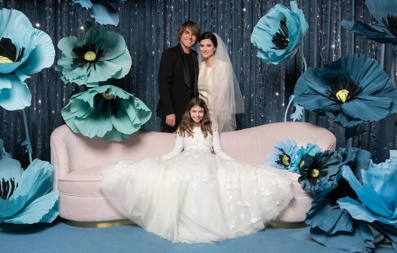 In questa foto un ritratto di famiglia dopo il matrimonio di Laura Pausini con Paolo Carta e la figlia Paola seduta su un divano