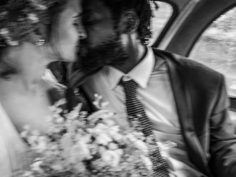 In questa foto in bianco e nero due foto che si baciano dentro ad una macchina