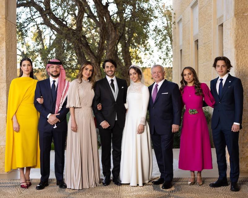 In questa foto al centro Iman di Giordania con il neo marito Jameel Alexander Thermiotis. Alla loro sinistra il re Adbullah II e i due figli minori. Alla loro sinistra la regina Rania, il figlio maggiore Hussein e la fidanzata Rajwa Khaled Al-Saif