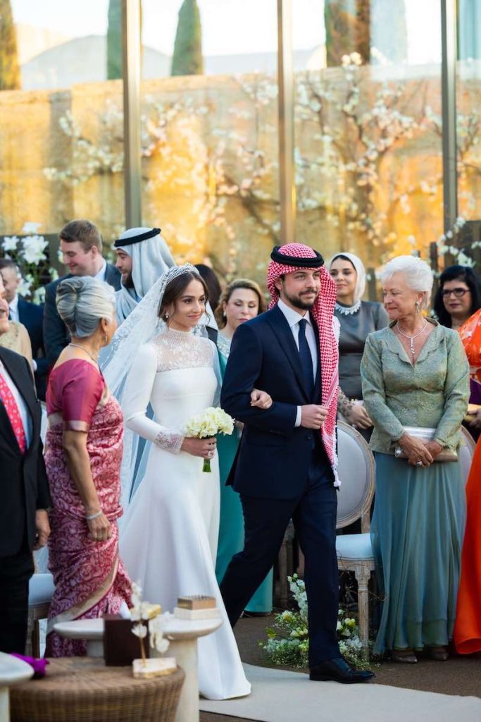 In questa foto l'ingresso alla cerimonia della principessa Iman di Giordania al braccio del fratello Hussein