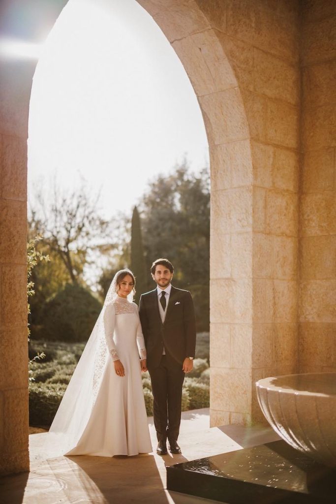 In questa foto la principessa Iman di Giordania in abito da sposa con il neo marito Jameel Alexander Thermiotis