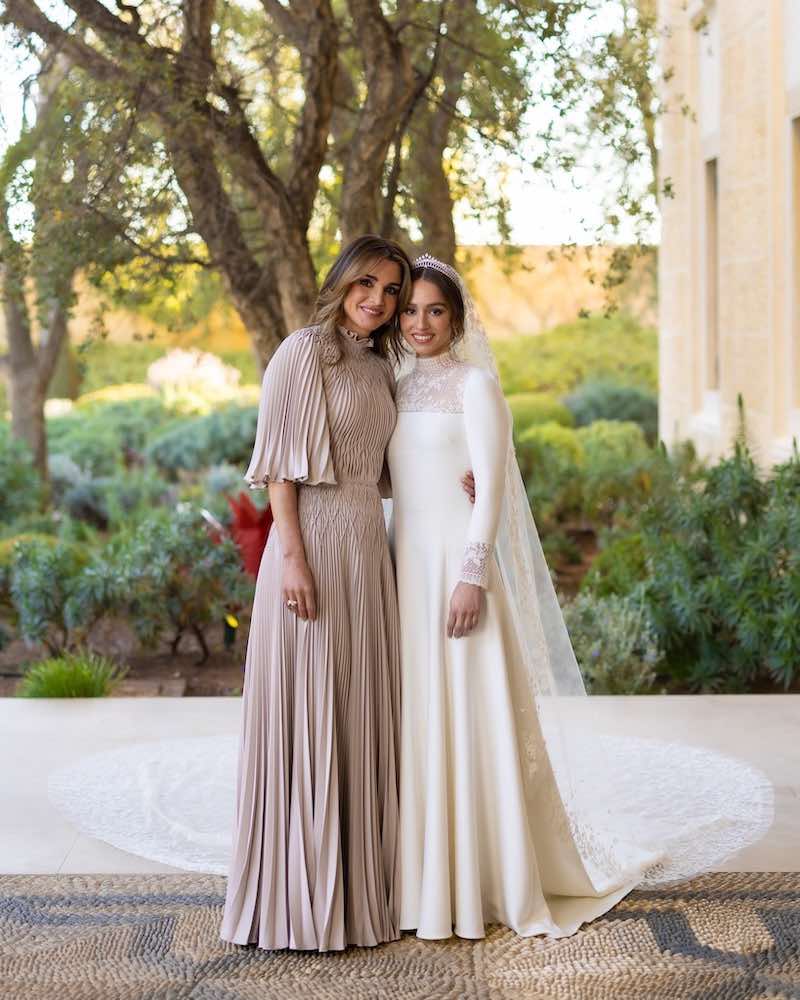 In questa foto la principessa Iman di Giordania con la regina madre Rania