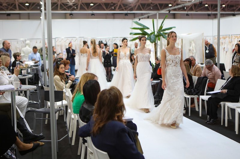 In questa foto cinque modelle sfilano in passerella alla Rome Bridal Week 2023