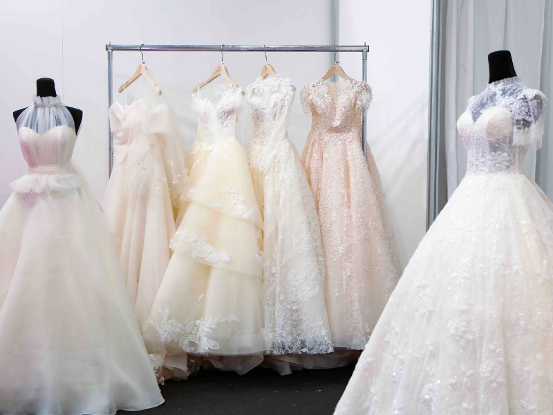 In questa foto alcuni abiti da sposa che hanno sfilato alla Rome Bridal Week 2023
