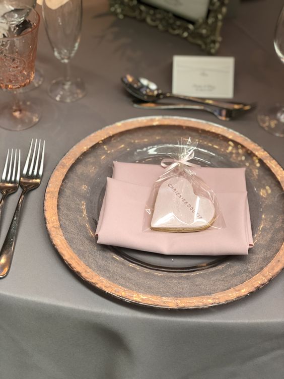 In questa immagine un segnaposto matrimonio 2023 a forma di biscotto.