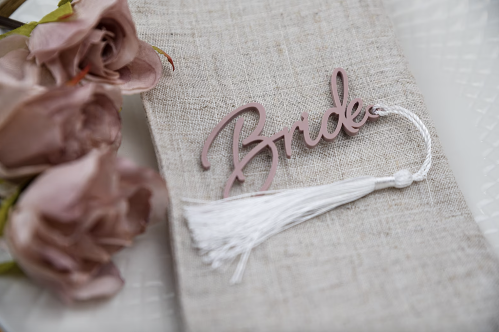 In questa immagine il nome "bride" realizzato con taglio laser usato per impreziosire la mise en place. 
