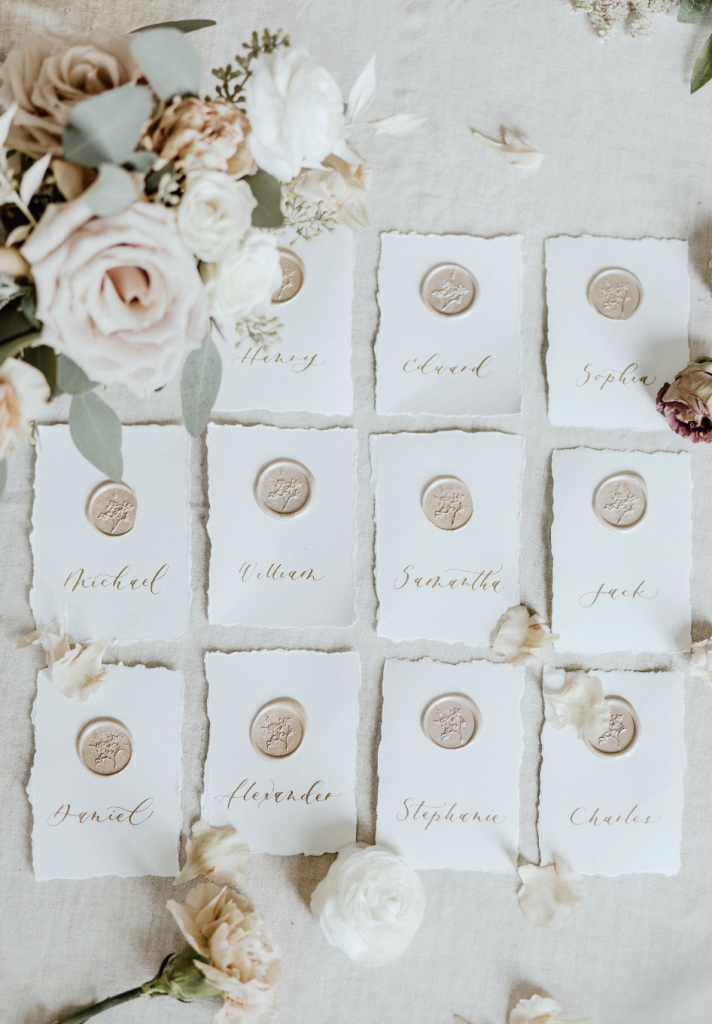 In questa immagine dei tag con ceralacca con i nomi degli invitati al matrimonio.