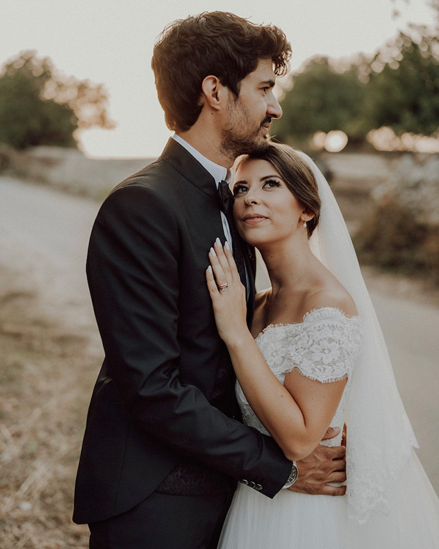 In questa foto dello Studio Santanastasio due sposi si abbracciano. La sposa guarda verso l'alto il viso del suo sposo