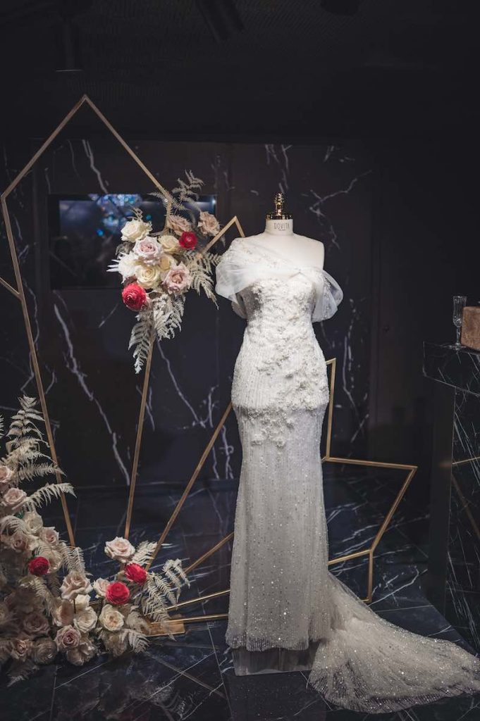 In questa foto uno degli abiti della collezione premium Dovita Bridal con ricami di paillettes e di fiori 3D