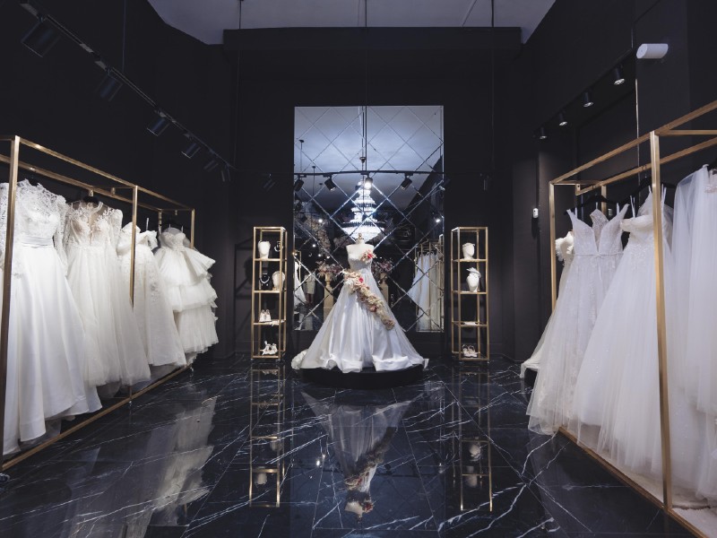 In questa foto gli abiti della collezione Time di Dovita Bridal esposti nel nuovo atelier di Milano