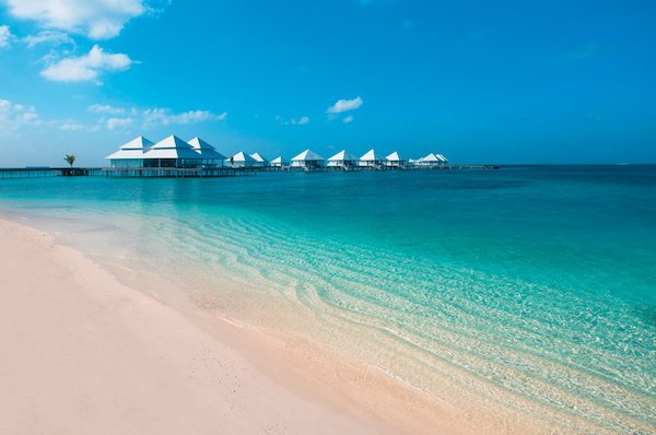 In questa foto le overwater di un resort su uno specchio d'acqua cristallina