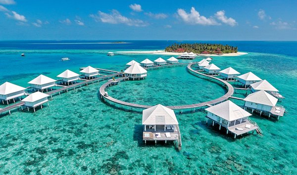 In questa foto le over water del Diamonds Thudufushi, alle Maldive, viste di giorno dall'alto