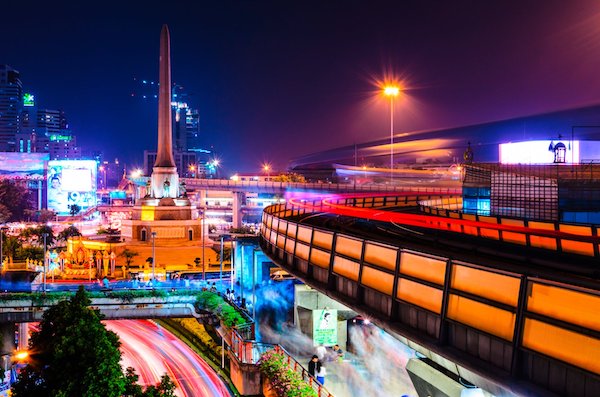 In questa foto una veduta di Bangkok di notte. La Thailandia è tra le proposte viaggi di nozze Turisanda 2023