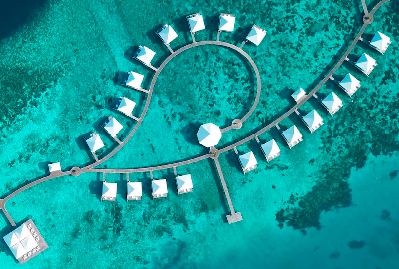 In queta foto una veduta dall'alto delle Overwarter di un resort alle Maldive. Si tratta di una delle destinazioni proposte per viaggi di nozze 2023 da Turisanda