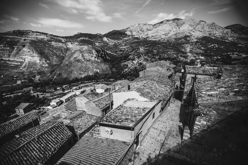 In questa foto in bianco e nero di Vincenzo Aluia i tetti e le montagne di Petralia Sottana