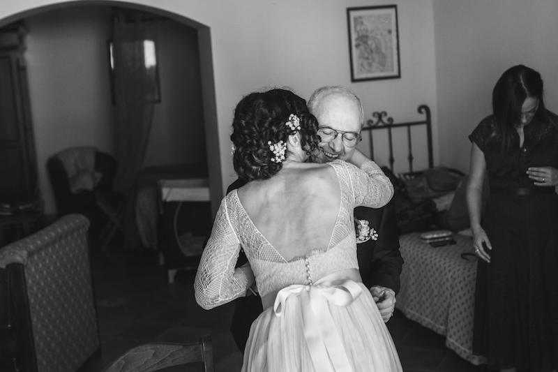 In questa foto in bianco e nero di Vincenzo Aluia la sposa abbraccia il suo papà