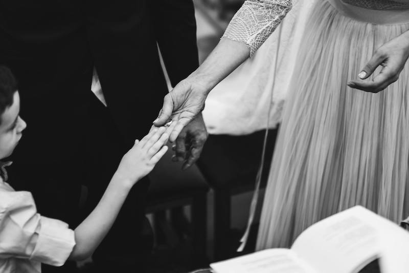 In questa foto in bianco e nero di Vincenzo Aluia il paggetto sfiora la mano della sposa