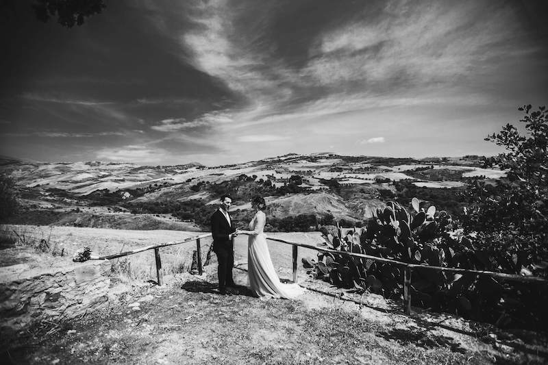 In questa foto in bianco e nero di Vincenzo Aluia due sposi si tengono per mano sullo sfondo delle montagne madonite