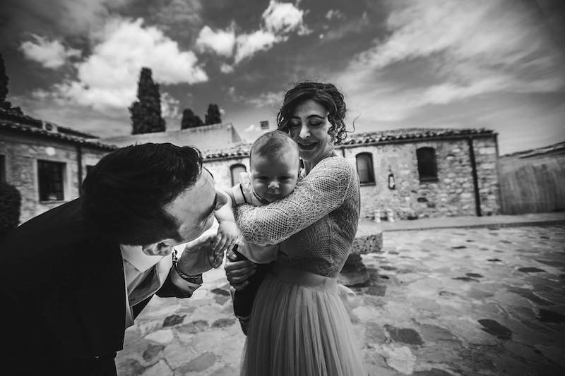 In questa foto in bianco e nero di Vincenzo Aluia due sposi con il loro bambino