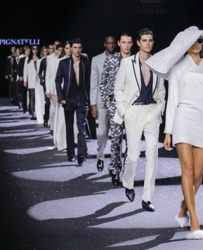 Carlo Pignatelli 2024, un viaggio sartoriale tra sensualità ed eleganza