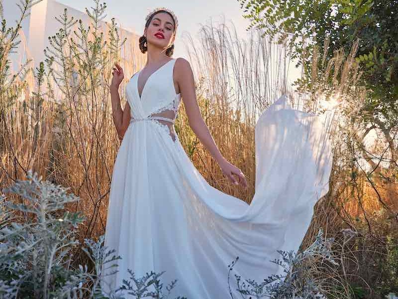 In questa foto una una modella indossa un abito da sposa Mysecret Sposa al Sì Sposaitalia 2023