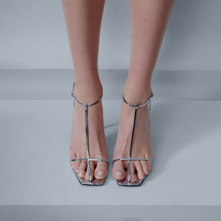 In questa foto una modella indossa un paio di sandali silver Mango, con punta quadrata