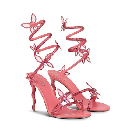 In questa foto un paio di sandali iconici di Rene Caovilla: le farfalle 3D sono sul piede, ma anche lungo l'allacciatura alla schiava